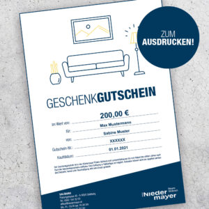 Geschenkgutscheinvorlage mit Wohnzimmersymbolen und anpassbaren Textfeldern, angezeigt auf einer strukturierten Oberfläche.